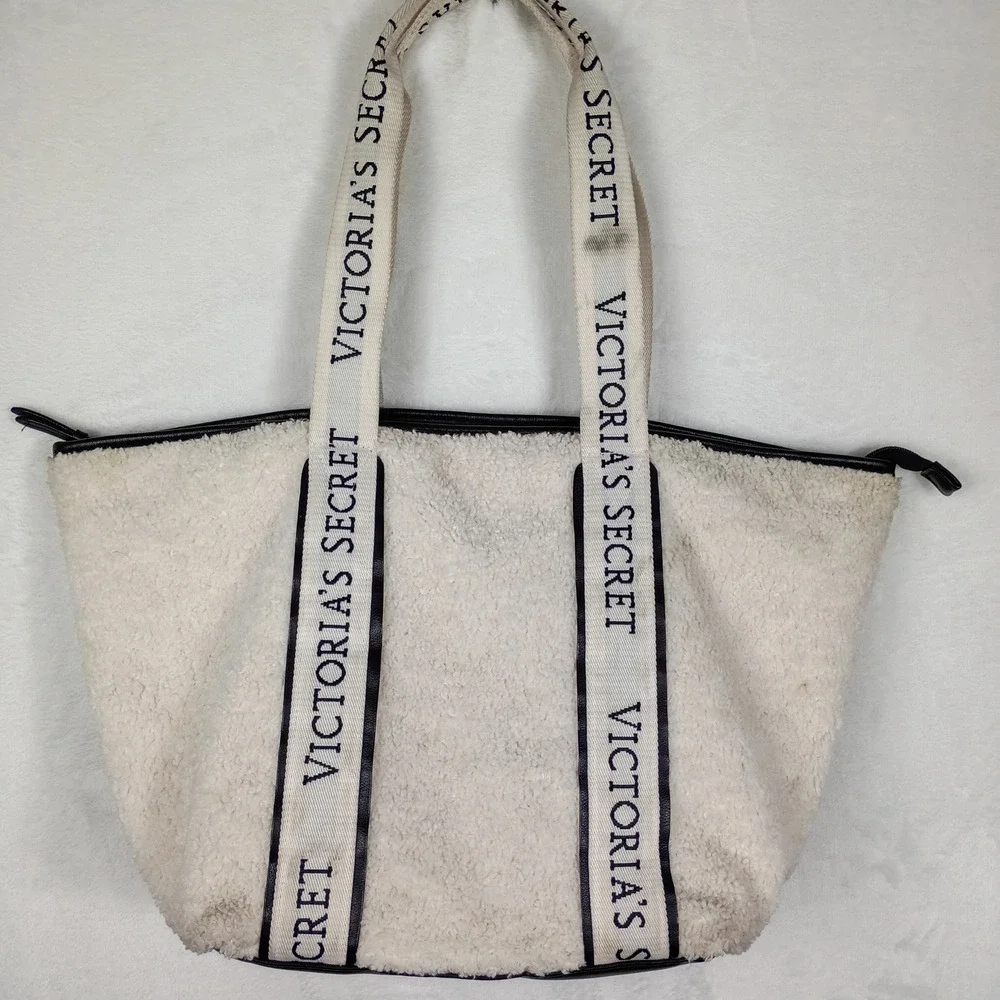 Victoria's Secret Sherpa Fleece Tote Bag Cream Black Logo Strap Large Zip Top‎